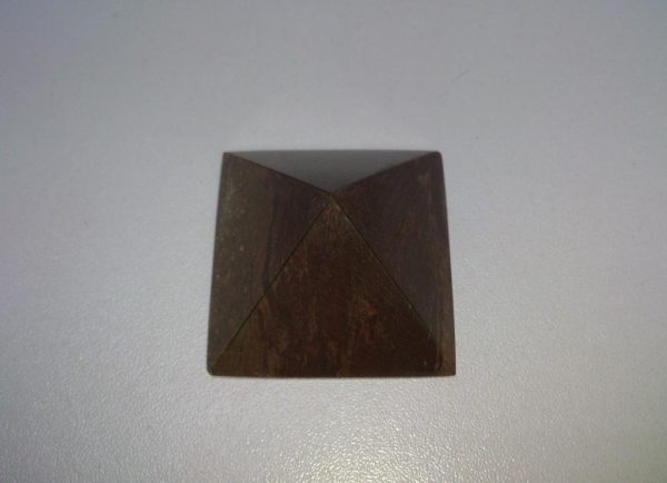 Пирамида полированная 4 см (малиновый кварцит) %% иллюстрация 1