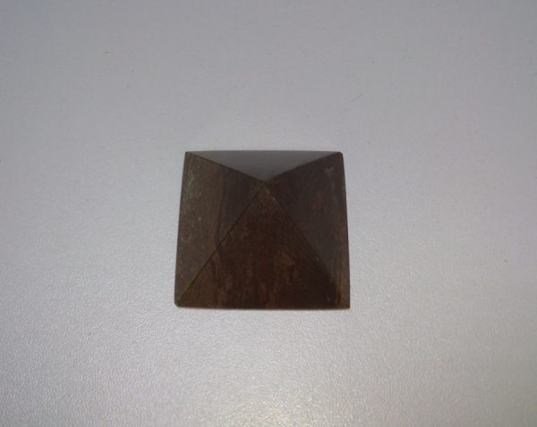 Пирамида полированная 3 см (малиновый кварцит) %% иллюстрация 1