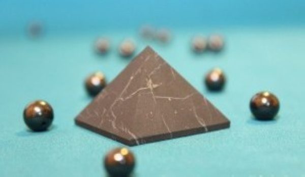 Пирамида неполированная 3 см(Малиновый кварцит) %% обложка 1