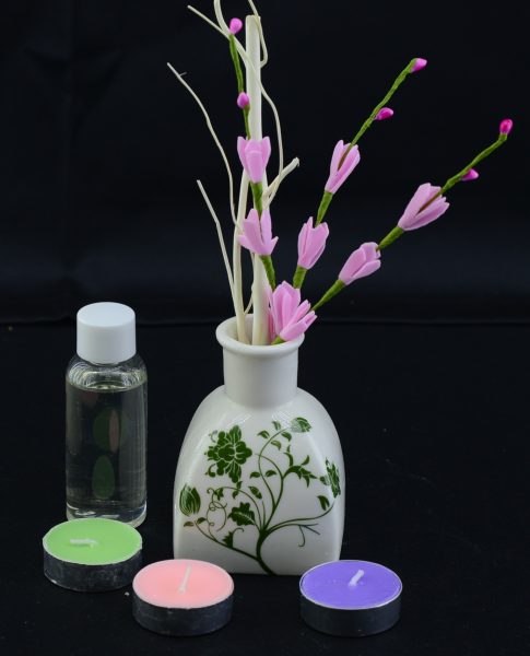 Подарочный набор: керамическая вазочка, аромамасло 50 мл,свечи 3 шт, сухоцветы и ратановые палочки. Стебель бамбука %% иллюстрация  2