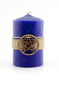 Фиолетовая магическая свеча с пентаграммой