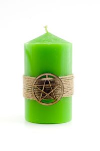 Зеленая магическая свеча с пентаграммой