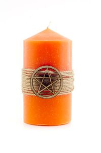 Оранжевая магическая свеча с пентаграммой