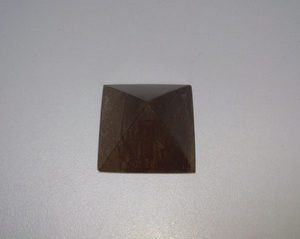 Пирамида полированная 3 см (малиновый кварцит)