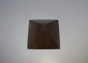 Пирамида неполированная 4 см (малиновый кварцит)