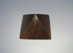 Пирамида полированная 5 см (малиновый кварцит)