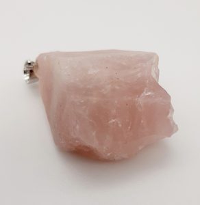 Кулон с необработанным камнем. Кварц розовый