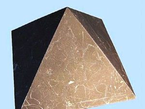 Пирамида неполированная 5 см(Малиновый кварцит)