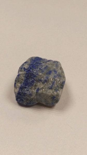 Камень алтарный необработанный. Лазурит %% обложка 1
