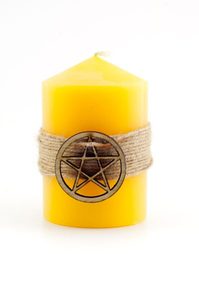 Желтая магическая свеча с пентаграммой