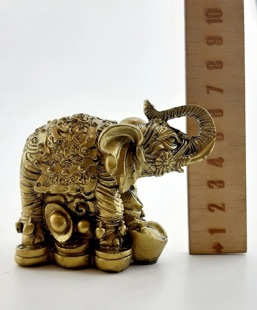 Слон по фене. Золотой Слоник фен-шую. Китайская фигурка козла с монетами по фен шуй. Статуэтка слона символ финансового благополучия. Слон сидит статуэтка.