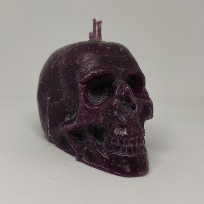 Свеча восковая череп фиолетовая малая %% внешний вид
