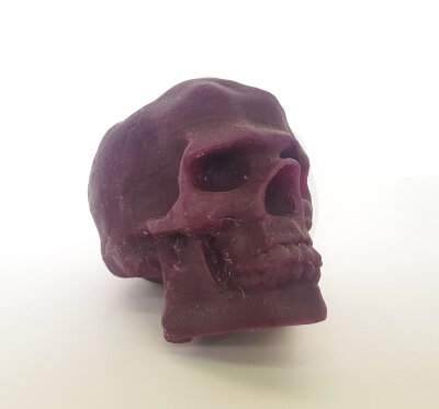 Свеча восковая череп фиолетовая средняя %% внешний вид